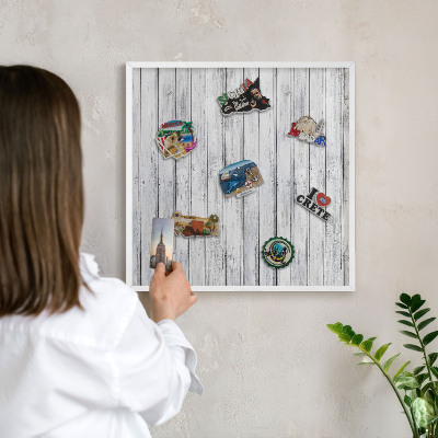Magnetisch bord van metaal in een witte lijst Licht hout