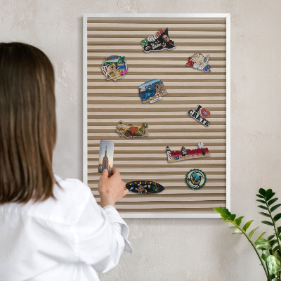 Magnetisch bord voor de muur met witte lijst Houten latten