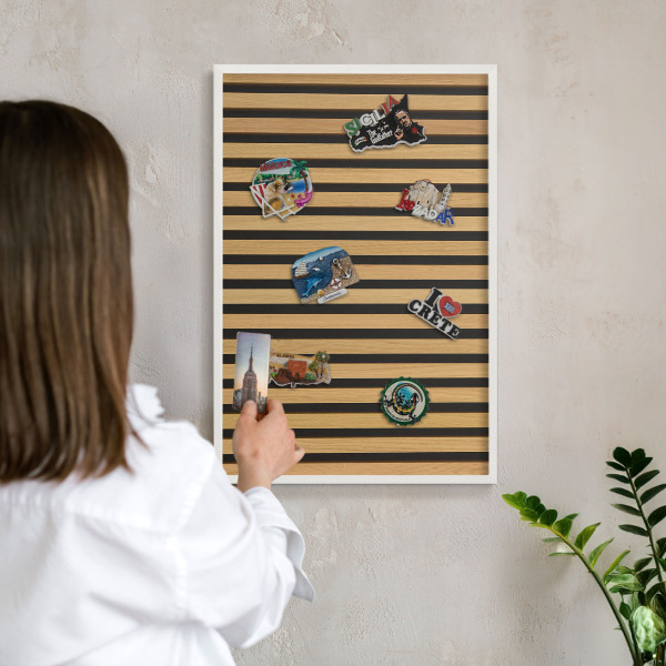 Magnetisch bord van metaal in een witte lijst Houten ritmes