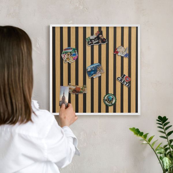 Magnetisch bord van metaal in een witte lijst Houten ritmes