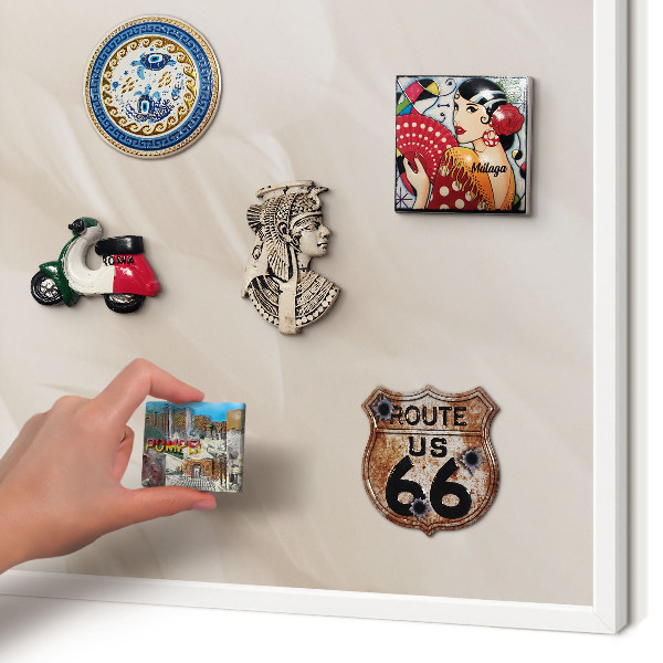 Magnetisch bord van metaal in een witte lijst Crèmekleurige veren