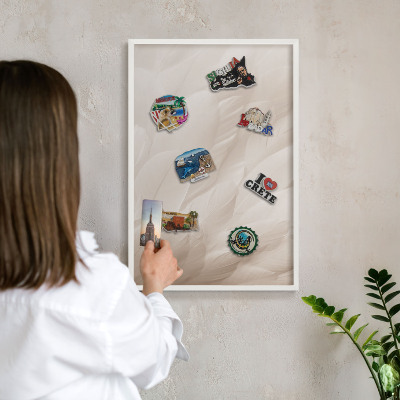Magnetisch bord van metaal in een witte lijst Crèmekleurige veren