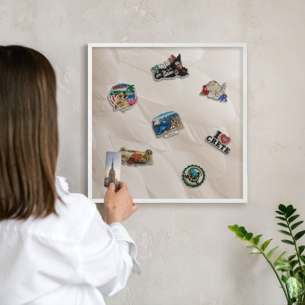Magnetisch bord van metaal in een witte lijst Crèmekleurige veren