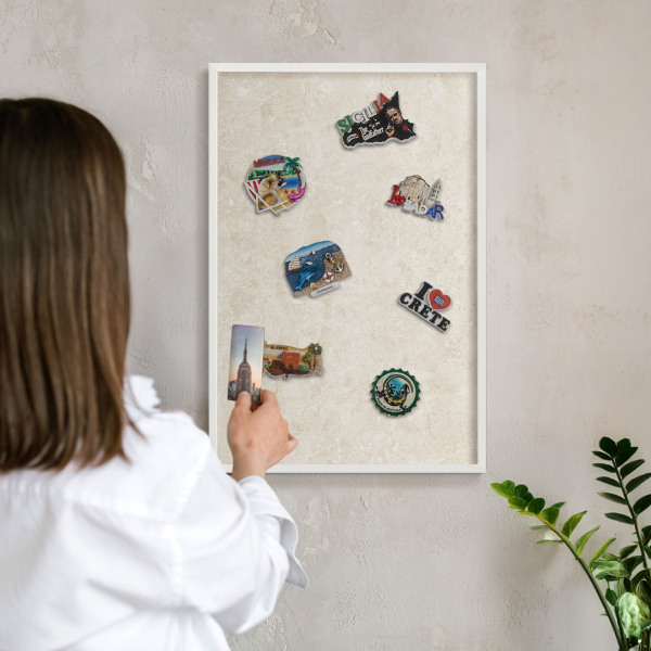 Magnetisch bord van metaal in een witte lijst Romige elegantie