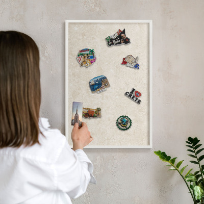 Magnetisch bord van metaal in een witte lijst Romige elegantie