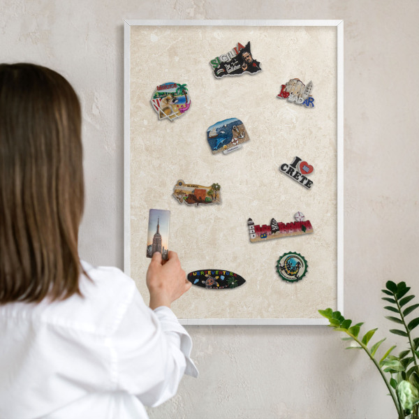 Magnetisch bord van metaal in een witte lijst Romige elegantie