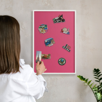 Magnetisch bord voor de muur met witte lijst Energie roze