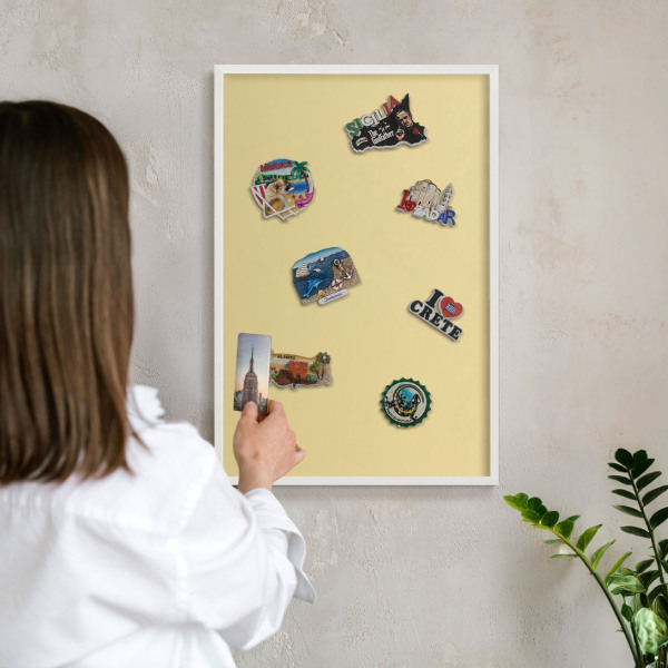 Magnetisch bord van metaal in een witte lijst Crèmegeel