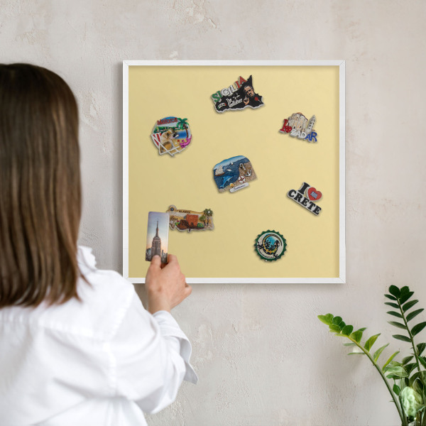Magnetisch bord van metaal in een witte lijst Crèmegeel