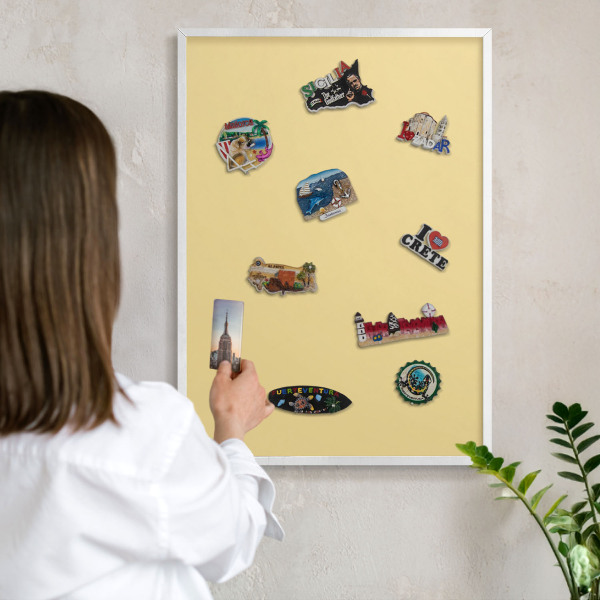 Magnetisch bord van metaal in een witte lijst Crèmegeel