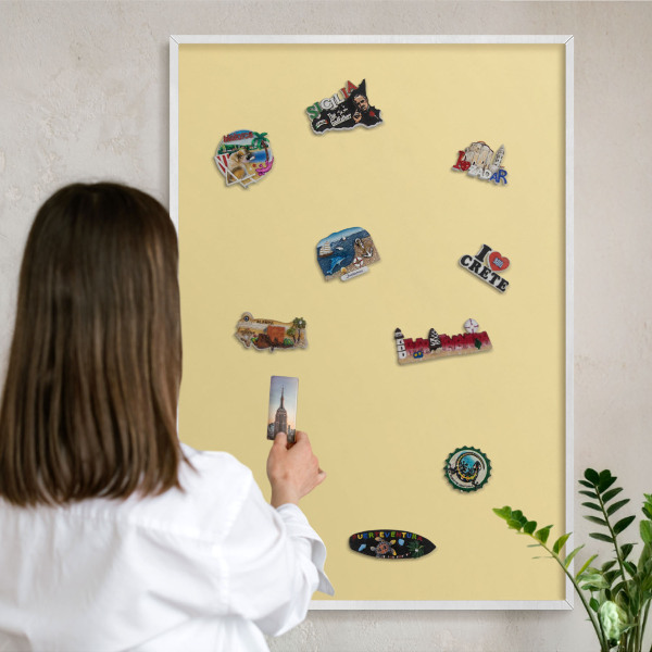 Magnetisch bord van metaal in een witte lijst Crèmegeel