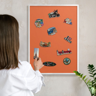 Magnetisch bord voor de muur met witte lijst Sterk oranje