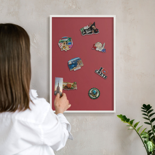 Magnetisch bord van metaal in een witte lijst Bordeauxrode kleur