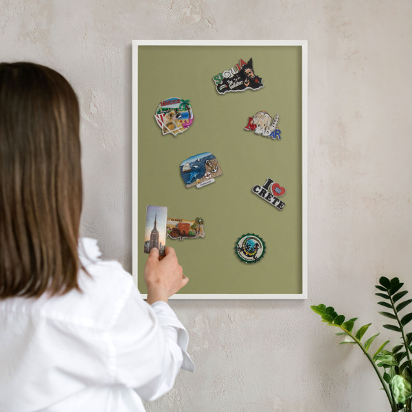 Magnetisch bord van metaal in een witte lijst Groen gras