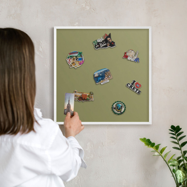 Magnetisch bord van metaal in een witte lijst Groen gras