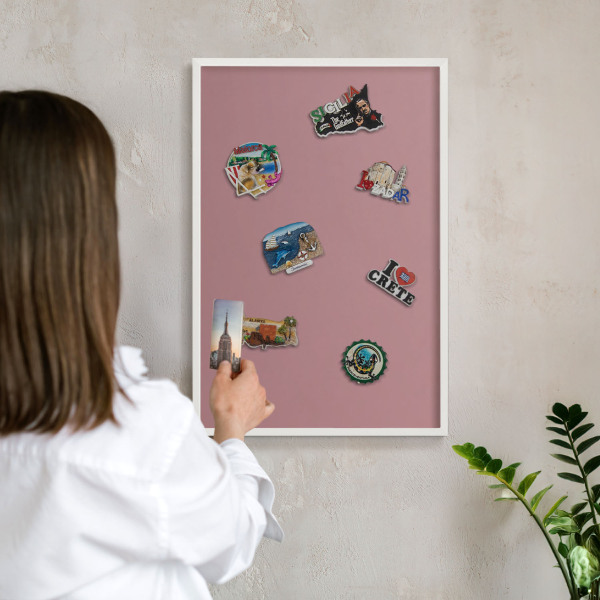 Magnetisch bord van metaal in een witte lijst Oudroze