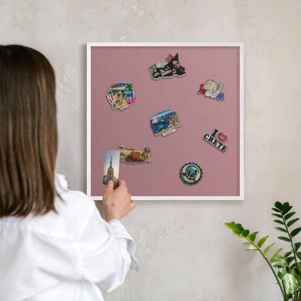Magnetisch bord van metaal in een witte lijst Oudroze