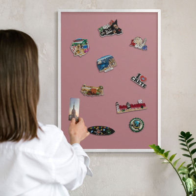 Magnetisch bord van metaal in een witte lijst Oudroze