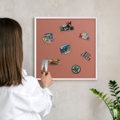 Magnetisch bord voor de muur met witte lijst Baksteenkleur
