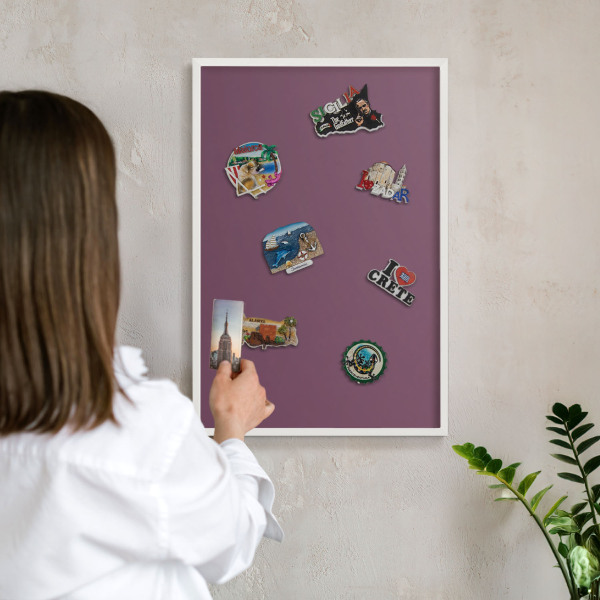 Magnetisch bord van metaal in een witte lijst Paarse kleur