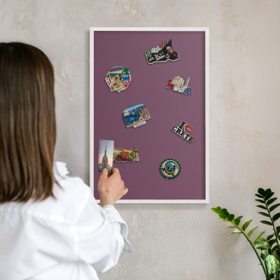 Magnetisch bord van metaal in een witte lijst Paarse kleur