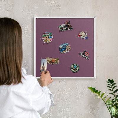 Magnetisch bord van metaal in een witte lijst Paarse kleur