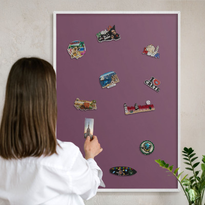 Magnetisch bord van metaal in een witte lijst Paarse kleur