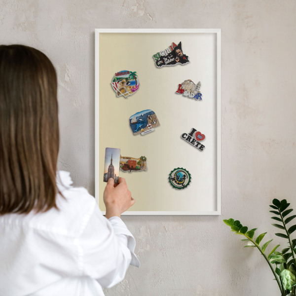 Magnetisch bord van metaal in een witte lijst Crèmekleurige overgang