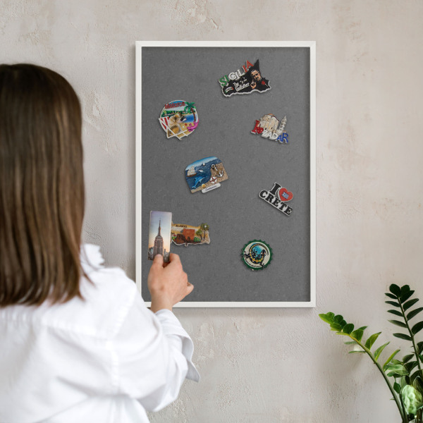 Magnetisch bord van metaal in een witte lijst Grijze textuur