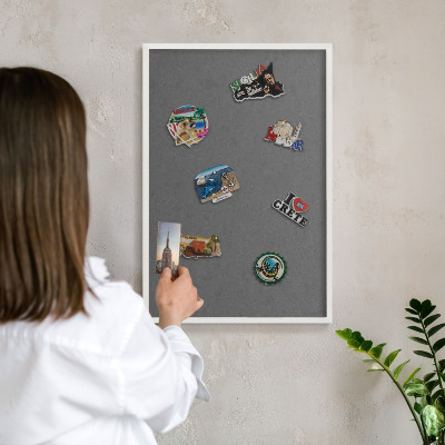 Magnetisch bord van metaal in een witte lijst Grijze textuur