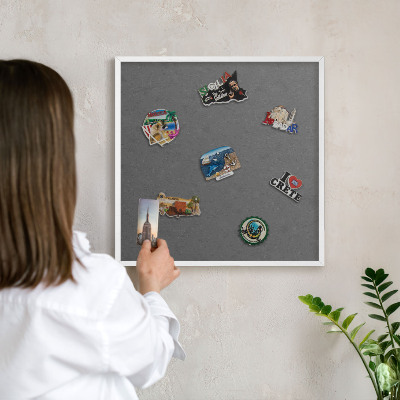 Magnetisch bord van metaal in een witte lijst Grijze textuur