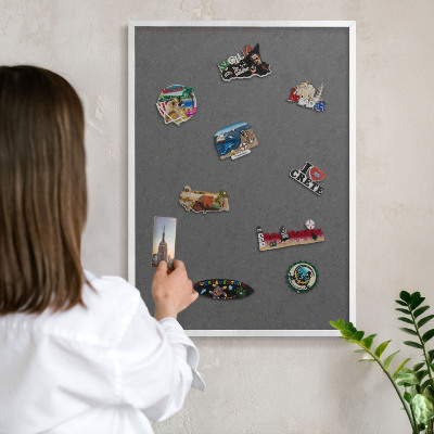 Magnetisch bord van metaal in een witte lijst Grijze textuur