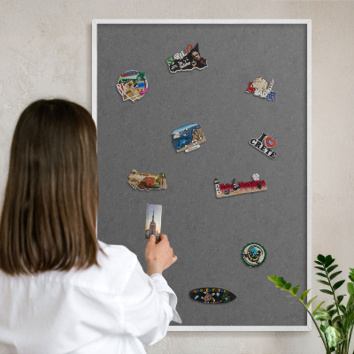 Magnetisch bord van metaal in een witte lijst Grijze textuur