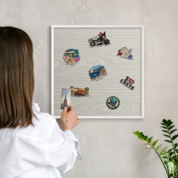 Magnetisch bord van metaal in een witte lijst Houten constructie