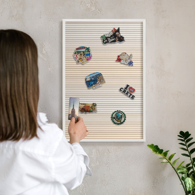 Magnetisch bord van metaal in een witte lijst Verticale strepen