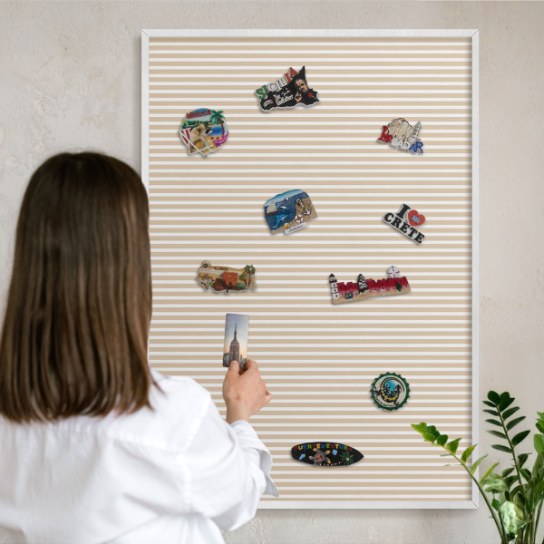 Magnetisch bord van metaal in een witte lijst Verticale strepen