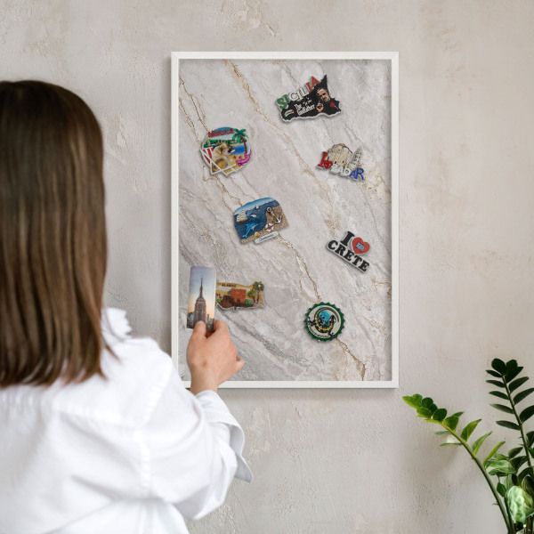 Magnetisch bord van metaal in een witte lijst Marmeren elegantie