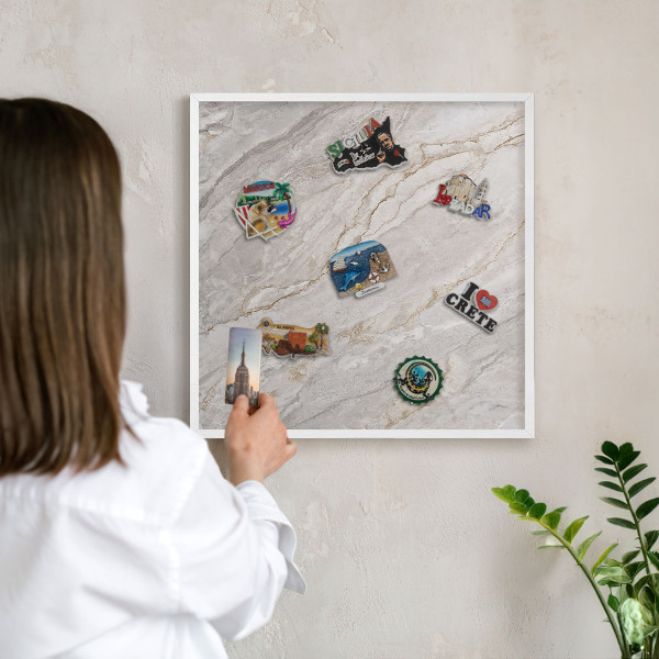 Magnetisch bord van metaal in een witte lijst Marmeren elegantie