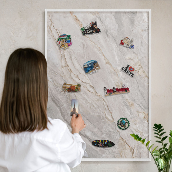 Magnetisch bord van metaal in een witte lijst Marmeren elegantie