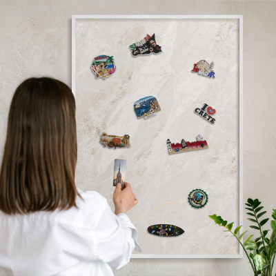 Magnetisch bord van metaal in een witte lijst Romige elegantie