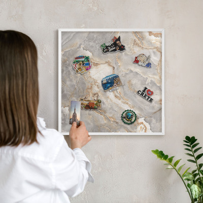 Magnetisch bord van metaal in een witte lijst Marmeren elegantie