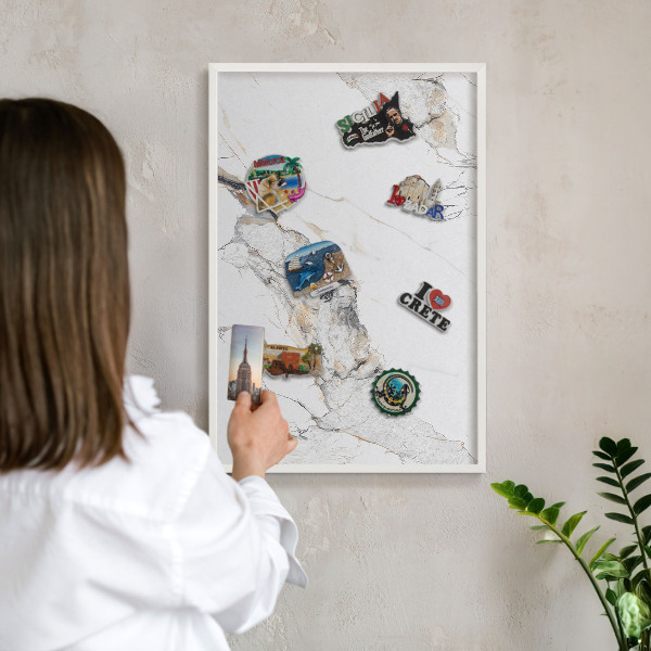 Magnetisch bord van metaal in een witte lijst Marmereffect