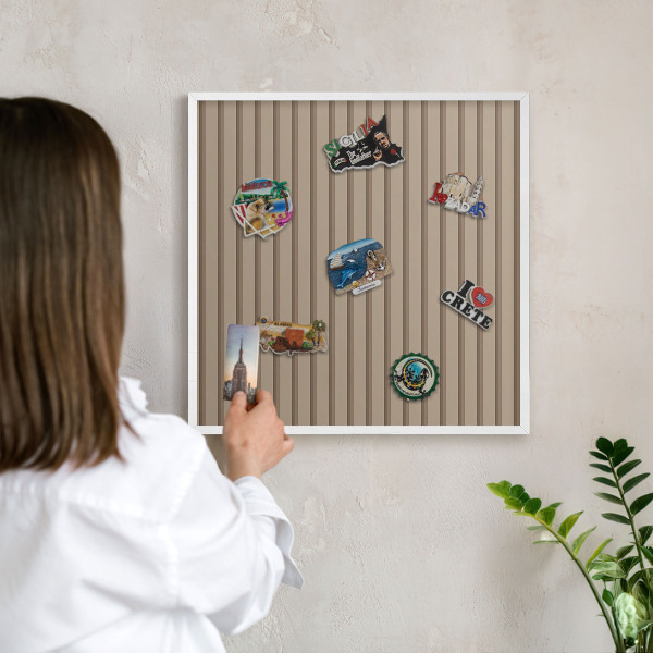 Magnetisch bord van metaal in een witte lijst Verticale strepen
