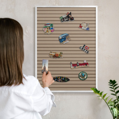 Magnetisch bord van metaal in een witte lijst Verticale strepen