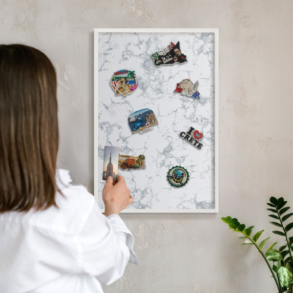 Magnetisch bord van metaal in een witte lijst Marmeresthetiek