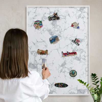 Magnetisch bord van metaal in een witte lijst Marmeresthetiek