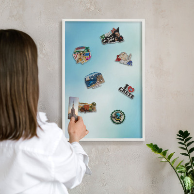 Magnetisch bord van metaal in een witte lijst Blauwe lucht