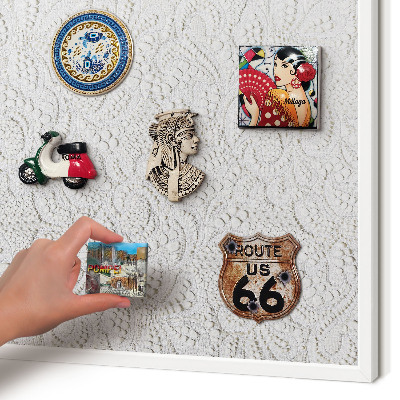 Magnetisch bord van metaal in een witte lijst Opengewerkte elegantie