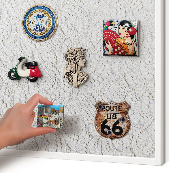 Magnetisch bord van metaal in een witte lijst Opengewerkte elegantie