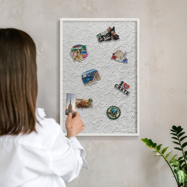 Magnetisch bord van metaal in een witte lijst Opengewerkte elegantie